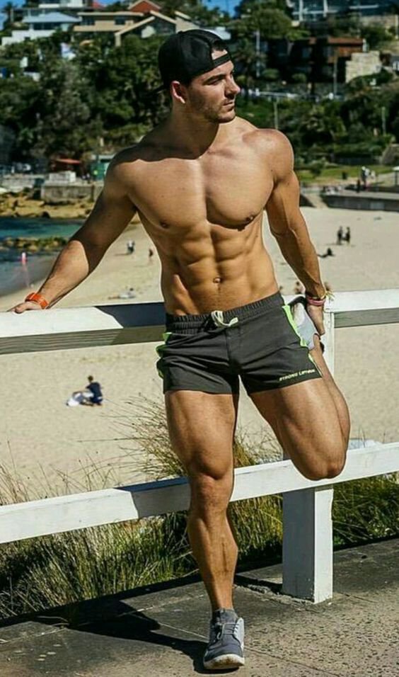 Muscular-Runner-Stretching-Cap Backwards-Beach