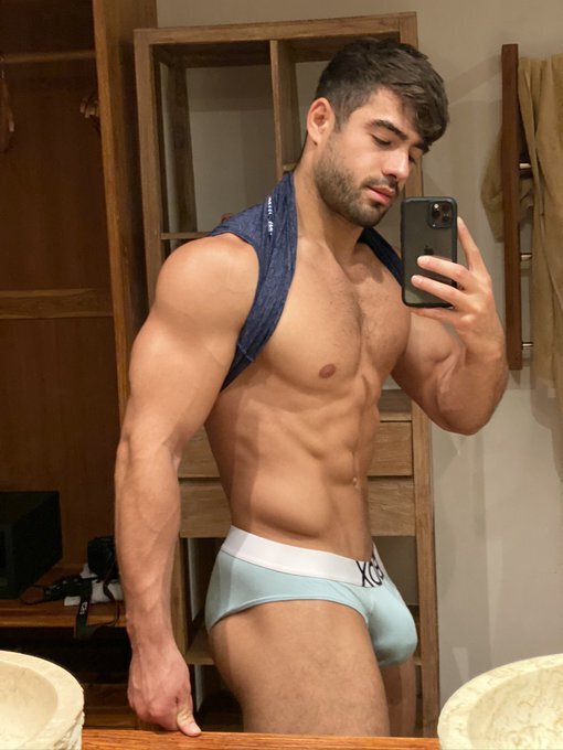 Dan Tai-Selfie-Box Brief-Big Bulge
