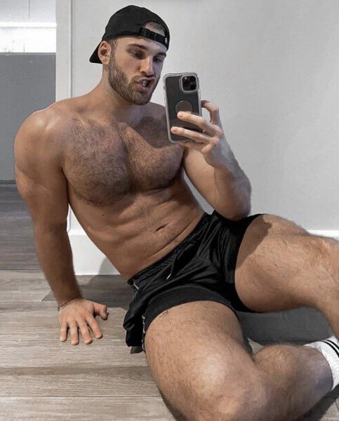Selfie-Fur-Black Cap Backwards-Bearded-Bad Boy