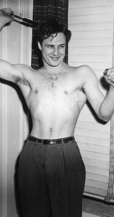 df079257fdcb98db938f31a2b606e38e--marlon-brando-vintage-men.jpg