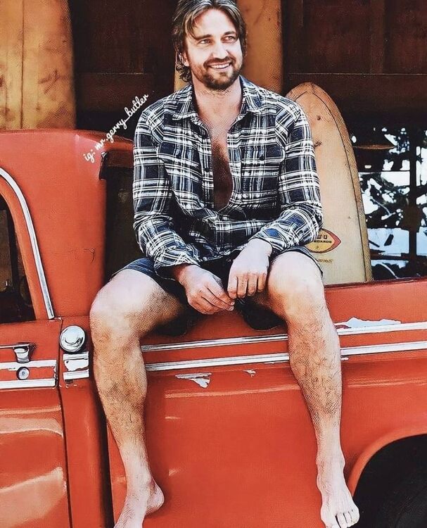 1722875577_Feet175GerardButler.thumb.jpg.79ae31724f7c7d50d902fcdac4073352.jpg