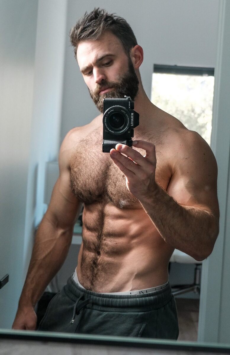 Selfie - full beard - hairy muscle