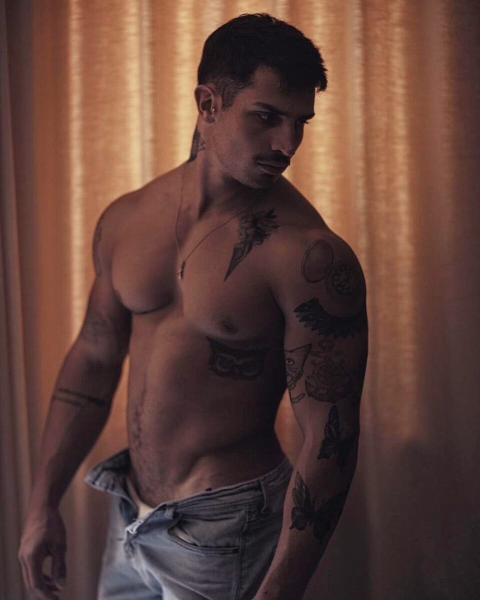 Bulky smooth muscle - tatts - unzipped jeans