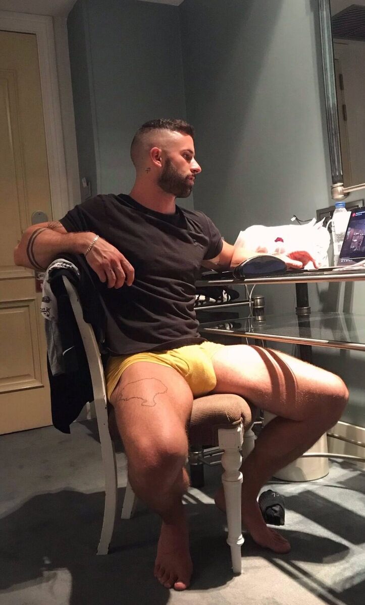 Man spreading - bulge - beard