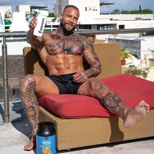Big muscle - tatts - manspreading