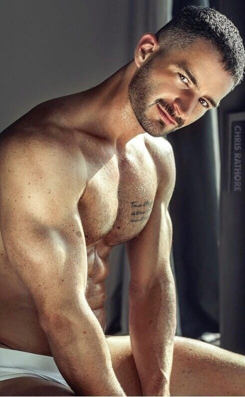 The eyes and the enigmatic smile have it!