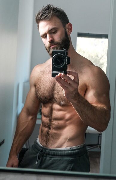 Selfie - full beard - hairy muscle