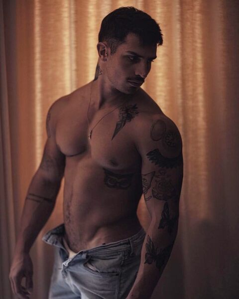Bulky smooth muscle - tatts - unzipped jeans