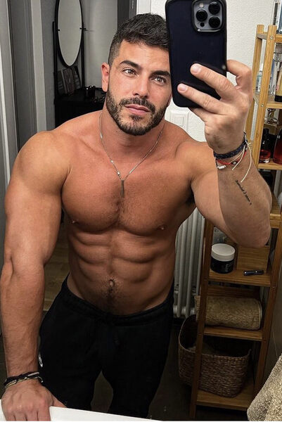 Muscle - trimmed beard - nice eyes - selfie