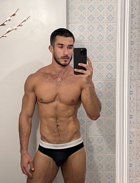Lean muscle - beard - light hairy - selfie
