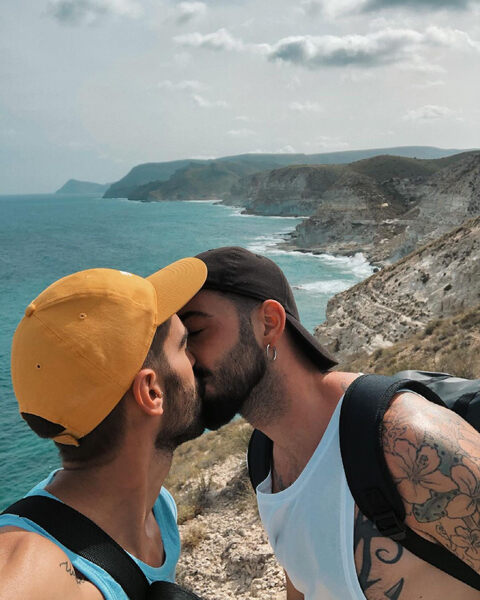 Kissing - beards -tatts