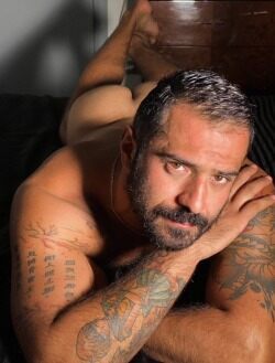 DILF with inviting eyes