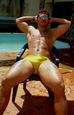 Manspreading in yellow