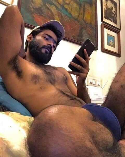 Damn! Now THAT is a man spreading!