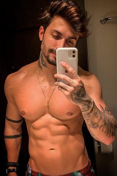 The he likes what he sees selfie