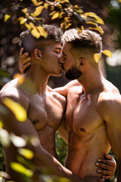 Woodland kiss