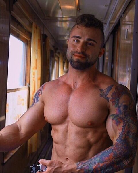 The blue eyes (and tatts) have it!