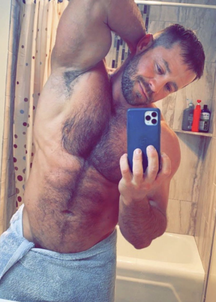 Yet another he should have dropped the towel selfie…