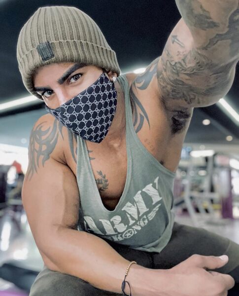 This is the closest thing to a face pic this guy offers…