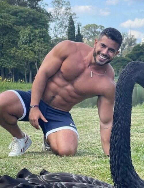 A smile and a bod that would make heads turn!  Yet the bird does not seem overly impressed…