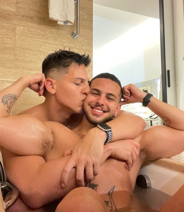 Bromancing tub boys…