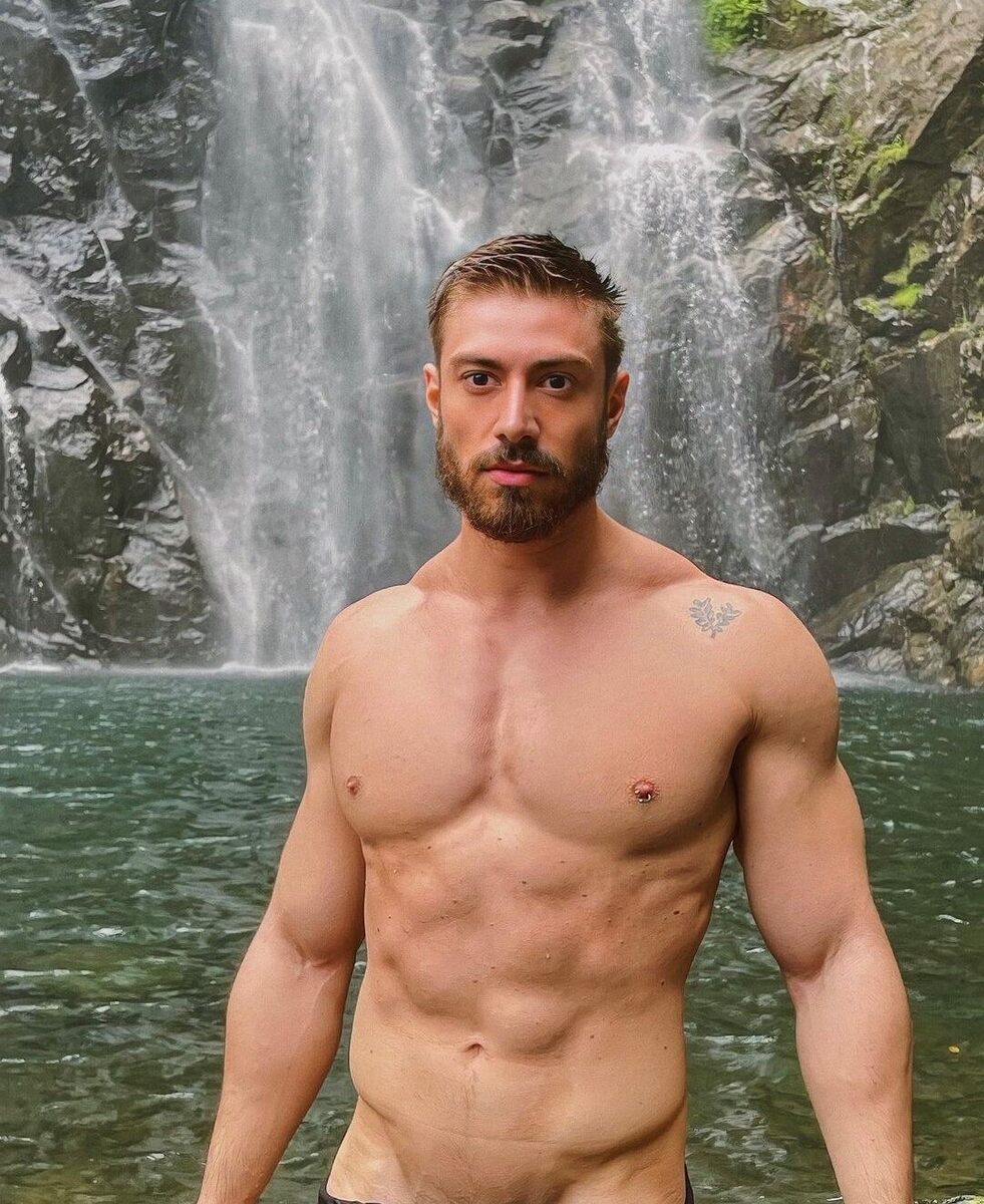 Beautiful!  And the guy ain’t bad either!  WOOF!