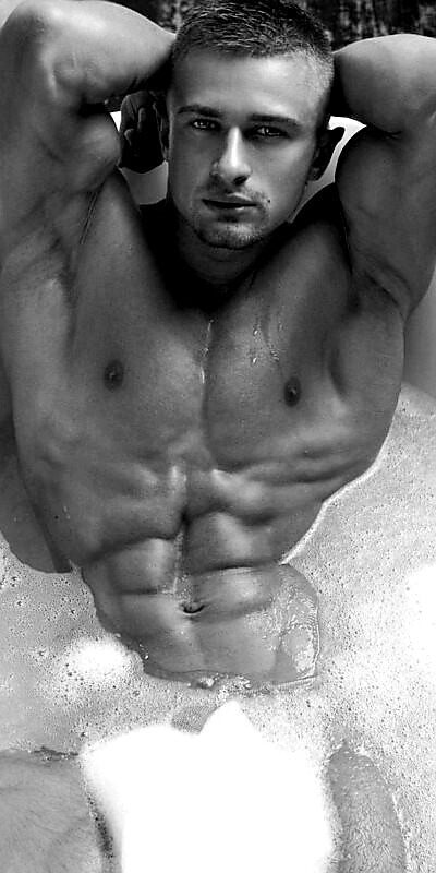 Run a dub dub… that’s one HOT son of a B in that tub!!!