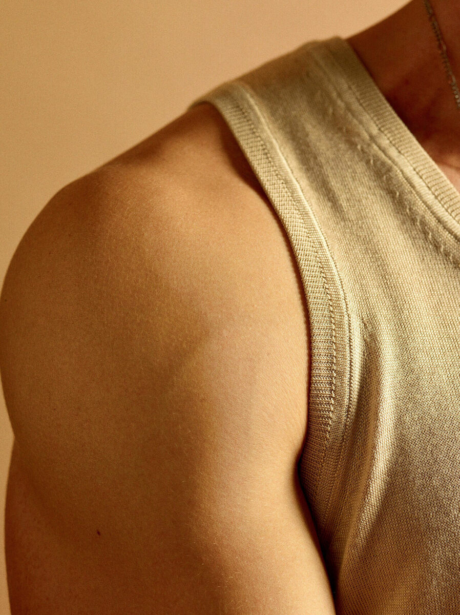 Even shoulders can be sexy…