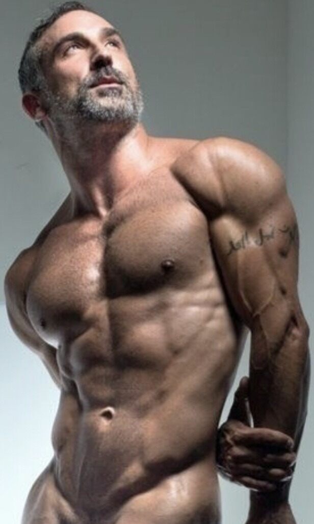 DILF glancing upward