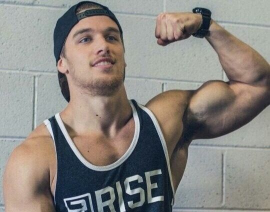 The bicep certainly accentuates that pit…