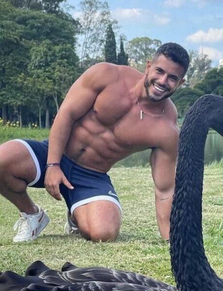 A smile and a bod that would make heads turn!  Yet the bird does not seem overly impressed…