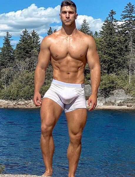 No wonder this is the “KING FIT” style BOX boxer… I wonder how many other guys could fill it out as well as Kyle does!