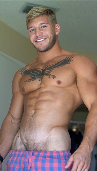 Yes, I know I posted him recently, but this shot shows a bit more for bush lovers