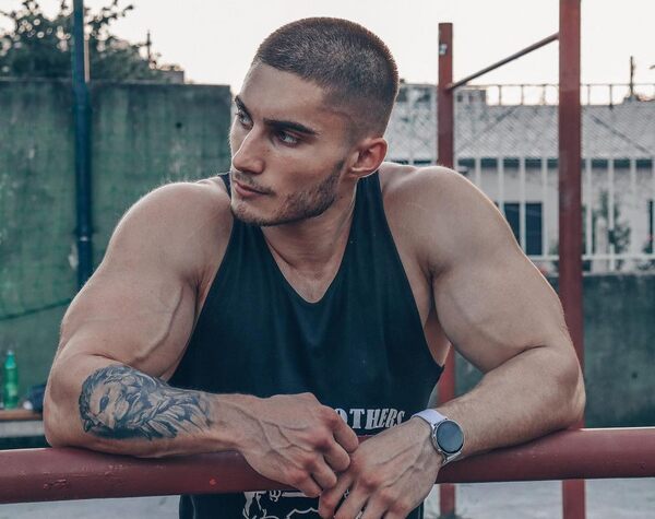 A guy with great sexy arms…