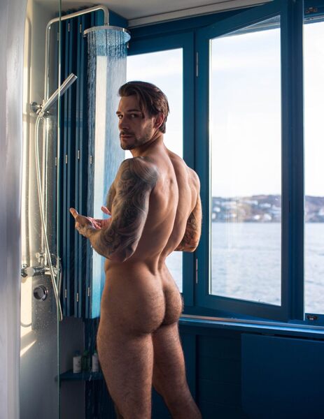 Exhibitionist showering…