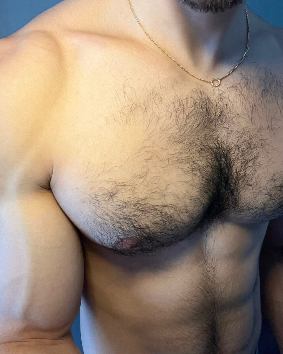 Nice understated necklace that does not destruct, but complements…