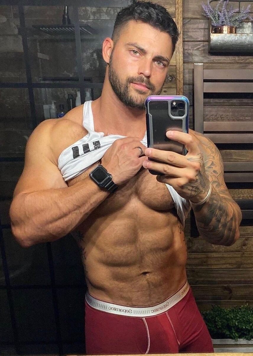 The eyes and so much more have it going selfie.