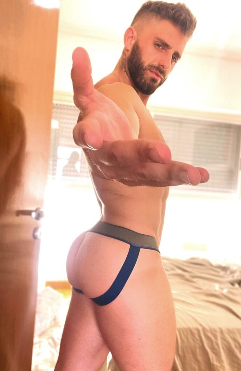 No doubt about it!  This guy want you to hop in the sac with him!