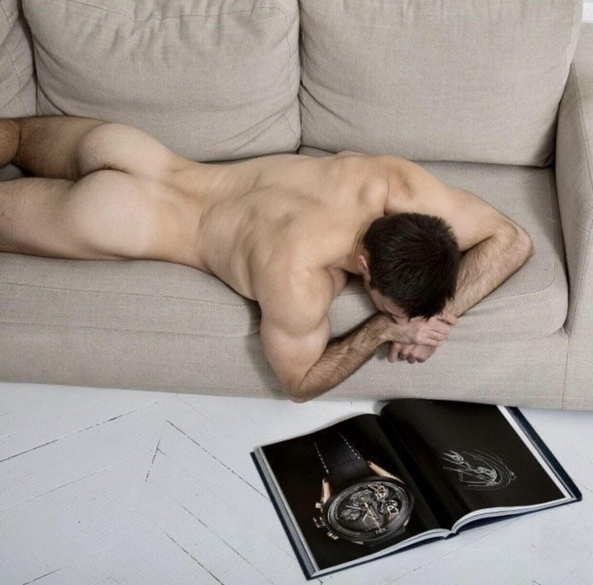 He like to bottom on the couch while reading…