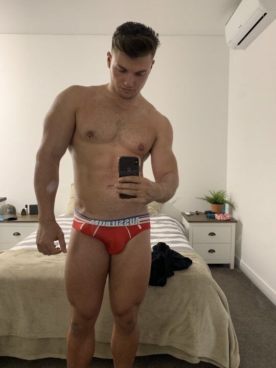Aussiebum bedroom selfie