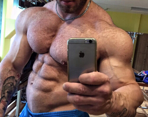 Monster muscle selfie