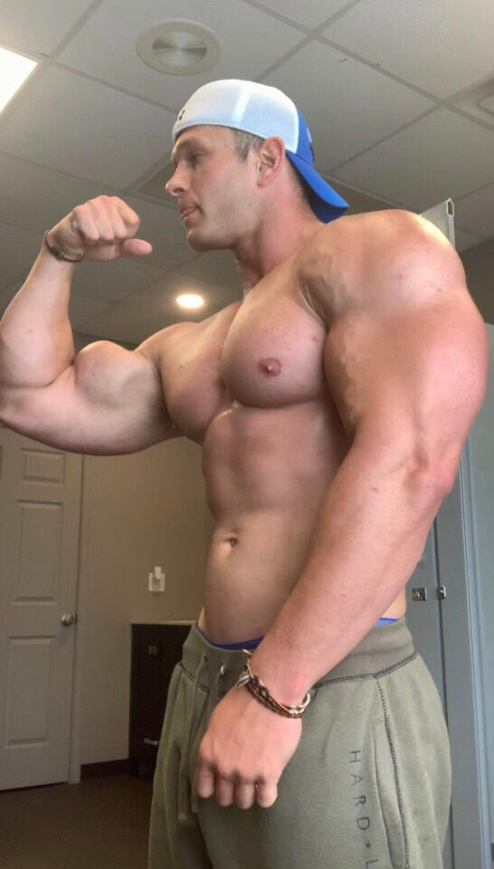 Da ya think that posting this pic will get him some action in grinder?