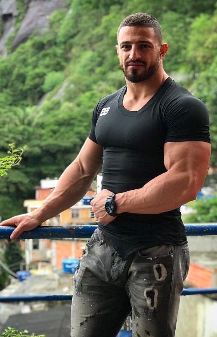 Great arm and especially forearm development… I wonder what his routine might be.