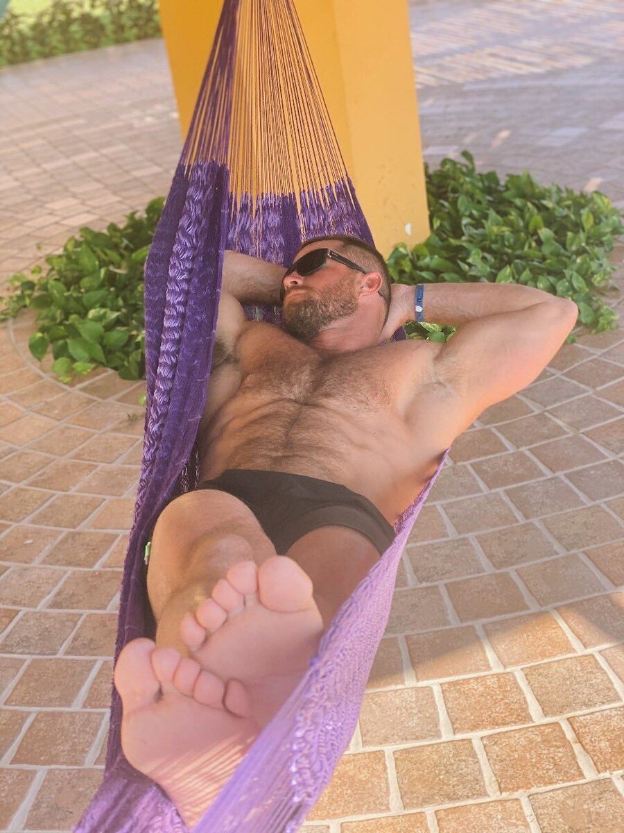 And even his feet are freaking sexy!