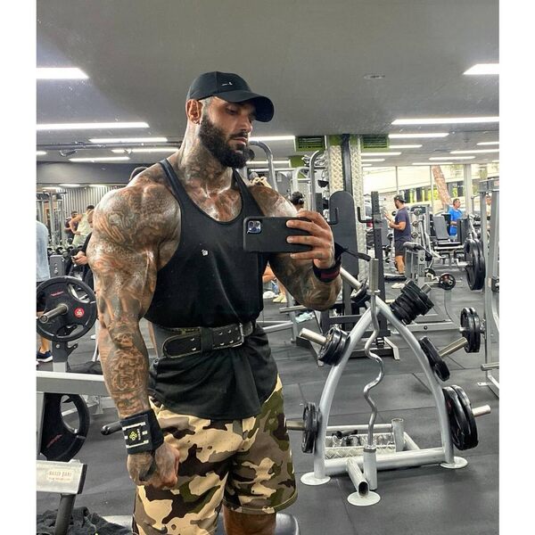 He’s a total beast in the gym selfie.