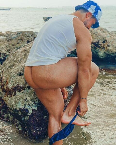 Exposing his butt on the rocks