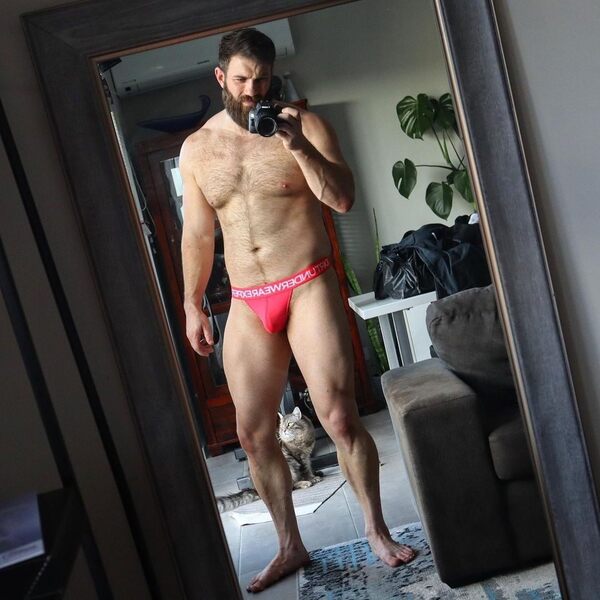 Full beard selfie, and yes he likes his pussy.