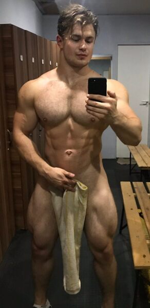 Locker room selfie… and DAMN! This guy has a lot going on!  Who would not love to get lost between those thighs!