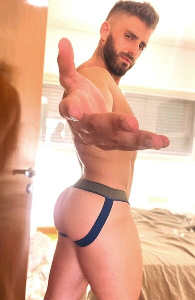 No doubt about it!  This guy want you to hop in the sac with him!