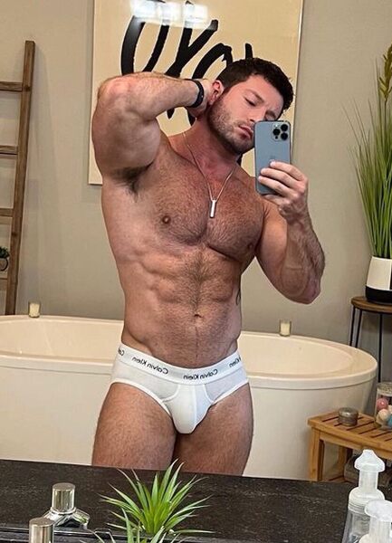 The rare bathroom selfie with a bath tub…